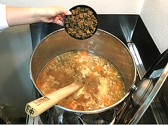 カレールーを入れます。