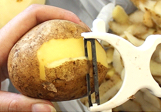皮むき作業