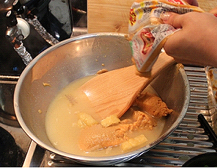 ボウルにお湯と味噌を入れて、味噌を溶かします。	